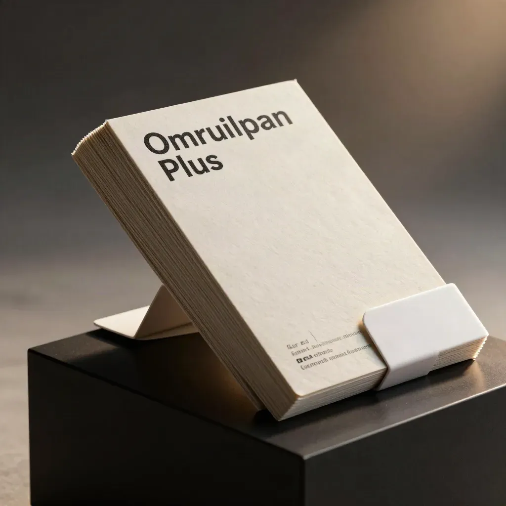 Schuin balancerende Omruilplan Plus-kit met badgevellen en kaarten op een donkere sokkel.